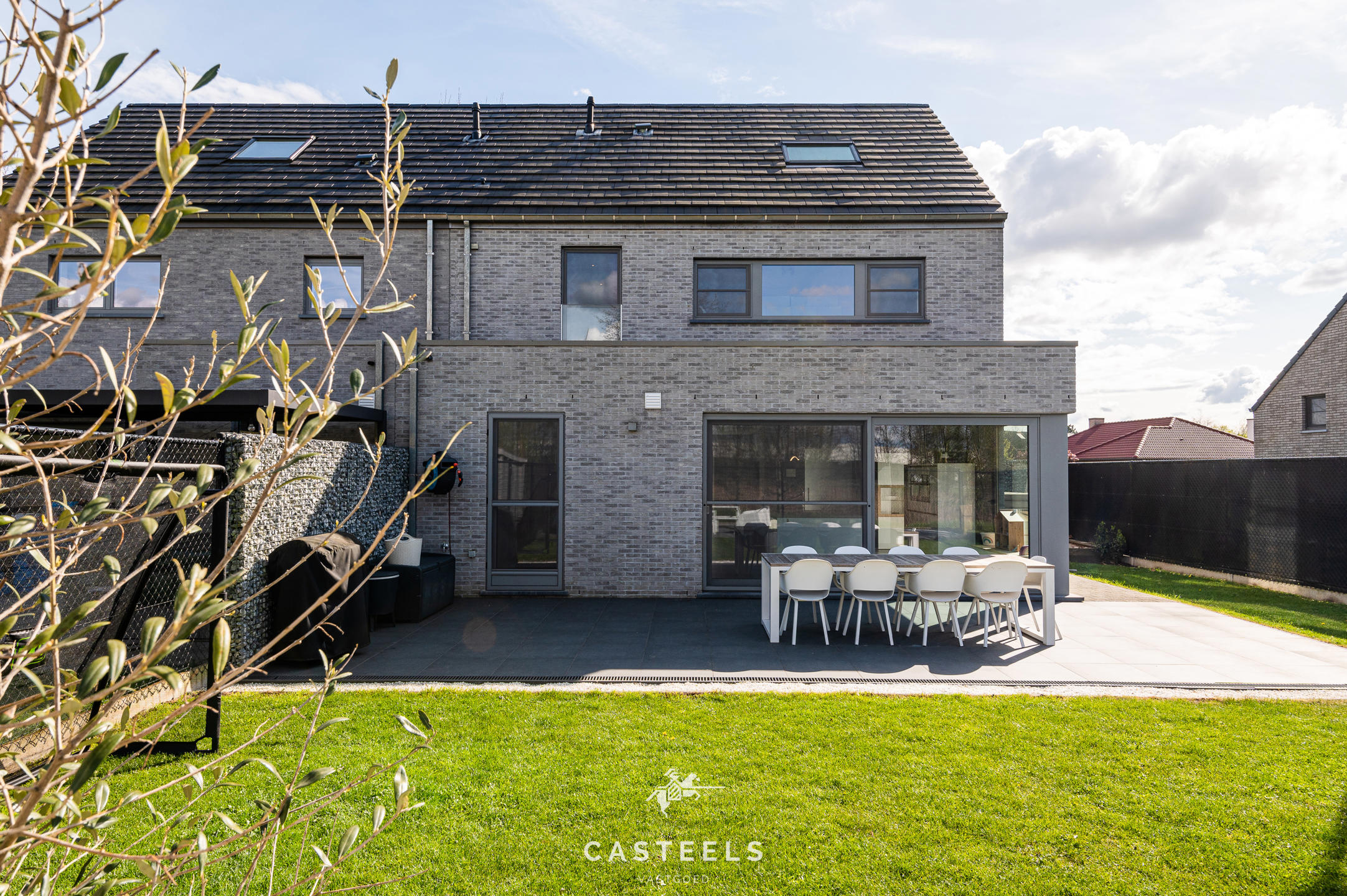 Bezoeker bij woning Casteels