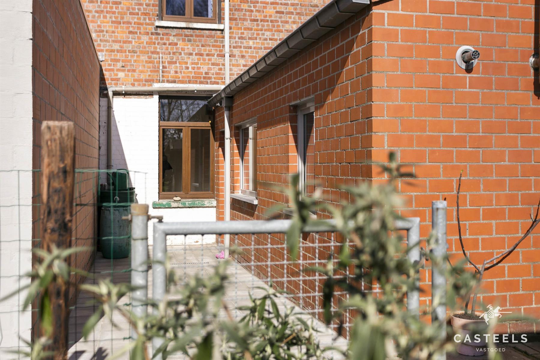 Afbeelding Instapklare gezinswoning met 3 slpks en leuke tuin - Casteels Vastgoed