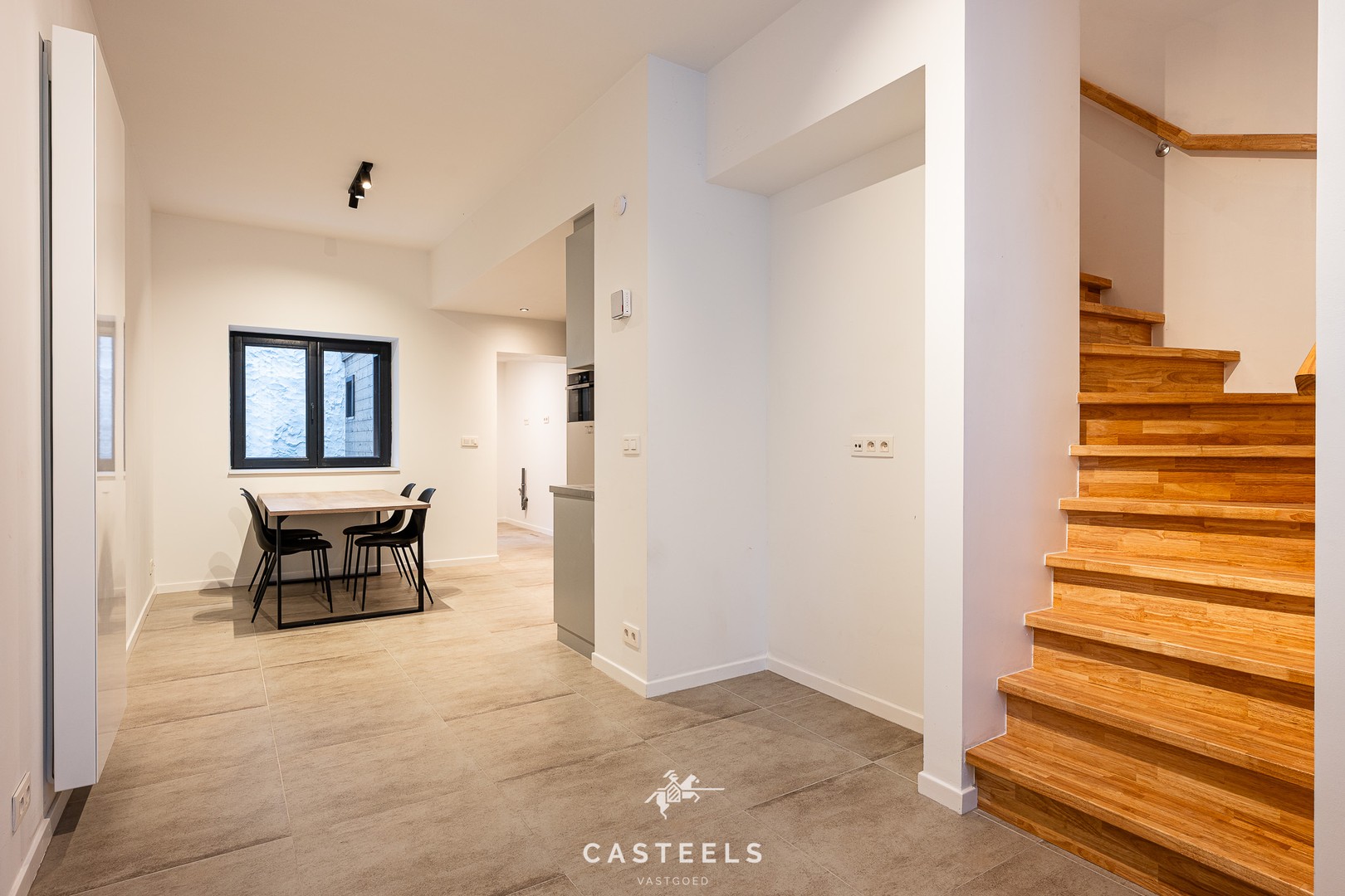 Afbeelding Recent gerenoveerde woning met 5 slpk, koer en terras te Gent - Casteels Vastgoed