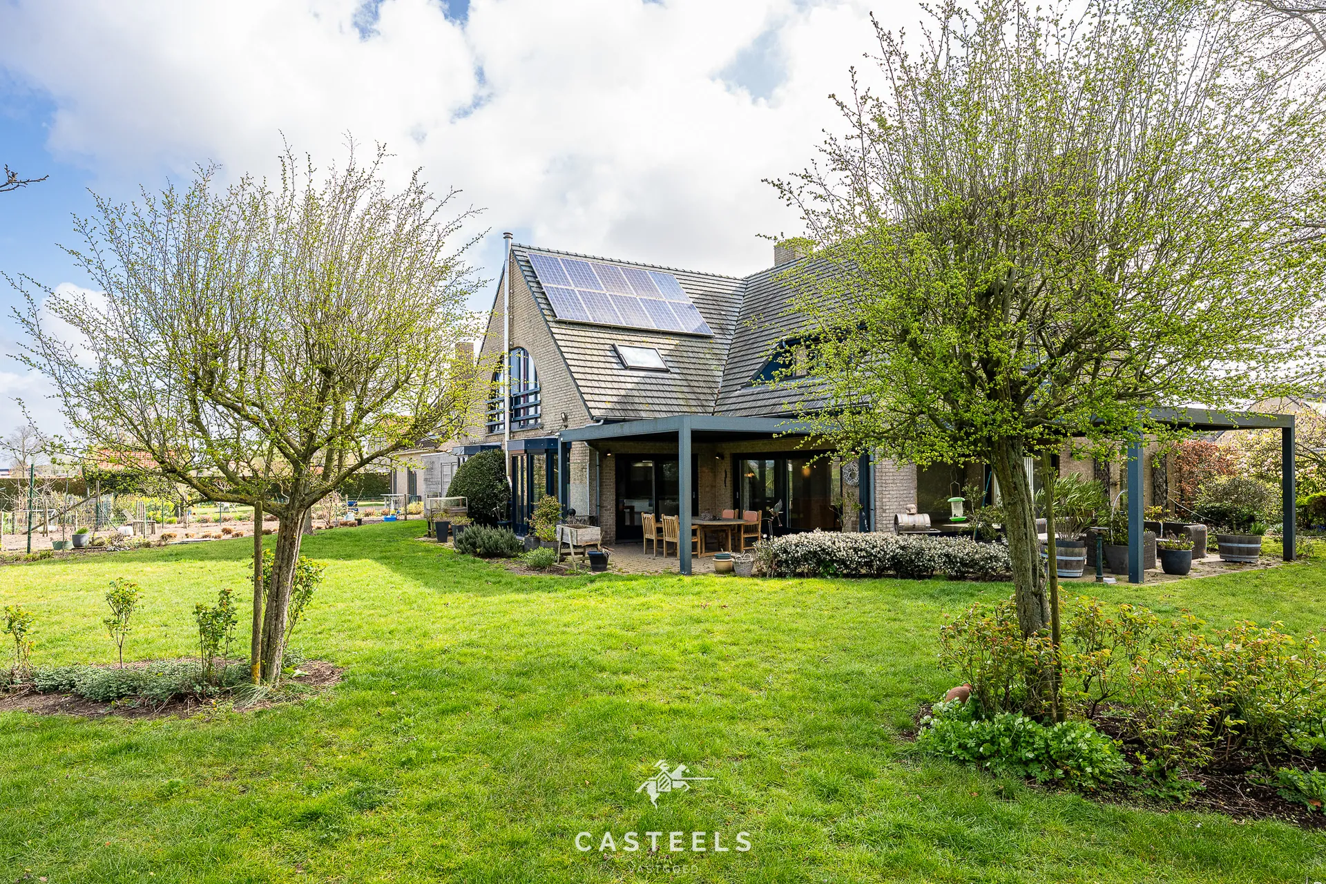 Afbeelding Villa met karakter en open zichten op een discrete topligging - Casteels Vastgoed