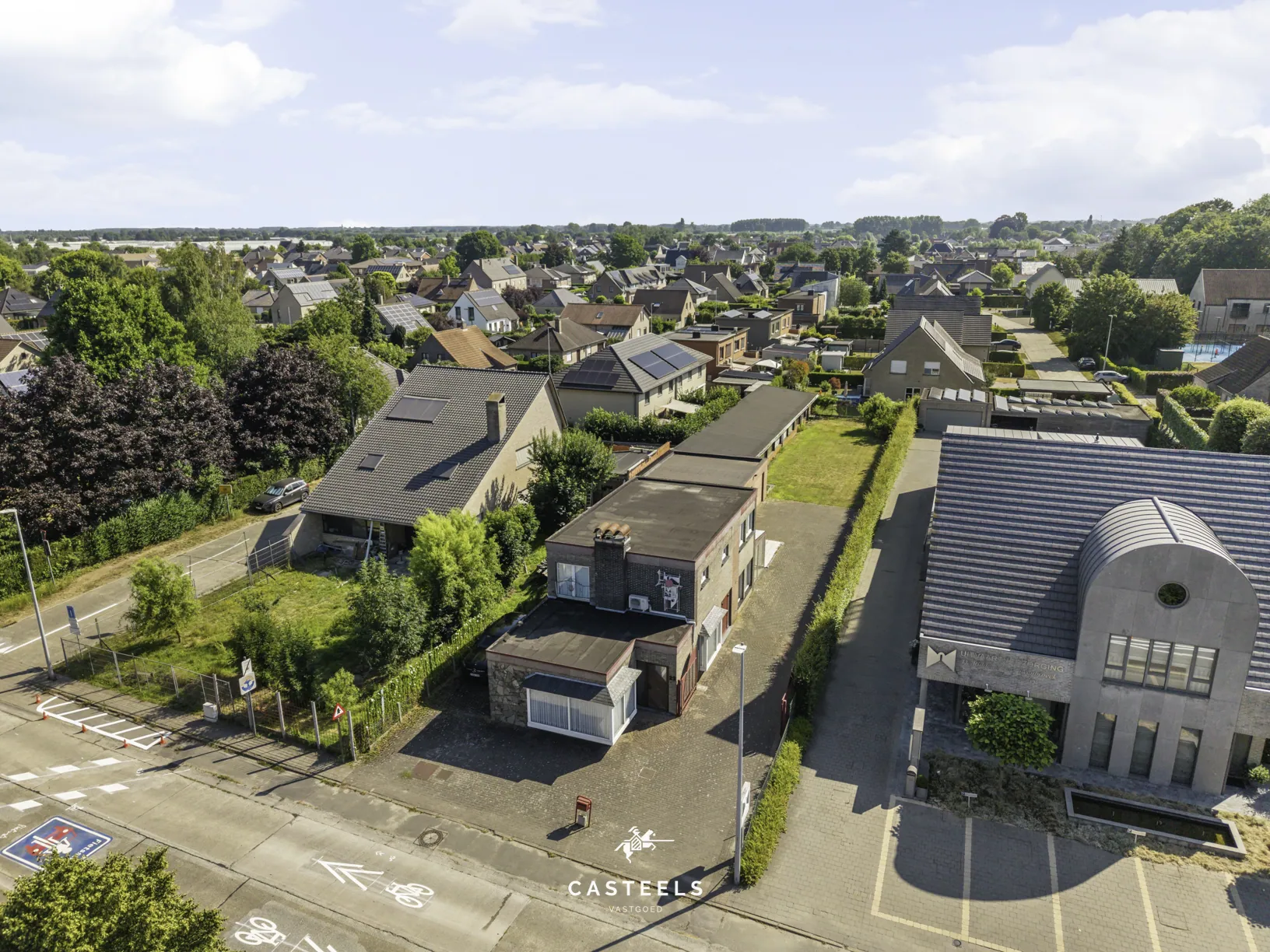 Afbeelding Woning met ruim werkatelier op 1.009 m² in centrum Lochristi - Casteels Vastgoed